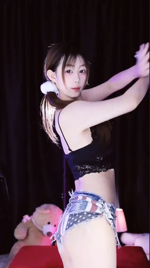 畅聊主播@周饱包长腿女神2025年6-7月直播热舞视频回放合集40v/2.4G